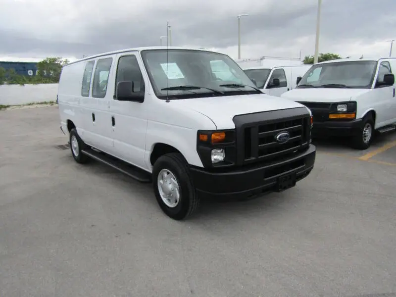 2010 Ford E-Series E-250 Van photo 4