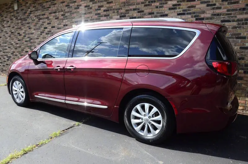 2018 Chrysler Pacifica Touring L photo 3