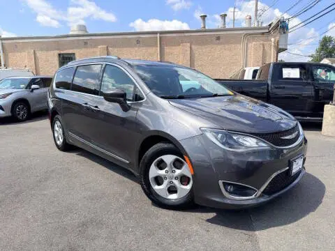 2017 Chrysler Pacifica Touring L Plus photo 5