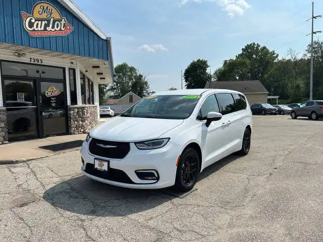 2023 Chrysler Pacifica Touring L's photo