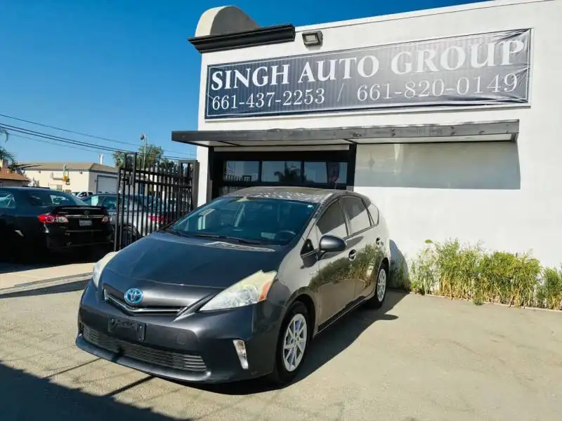 2014 Toyota Prius v Three's photo