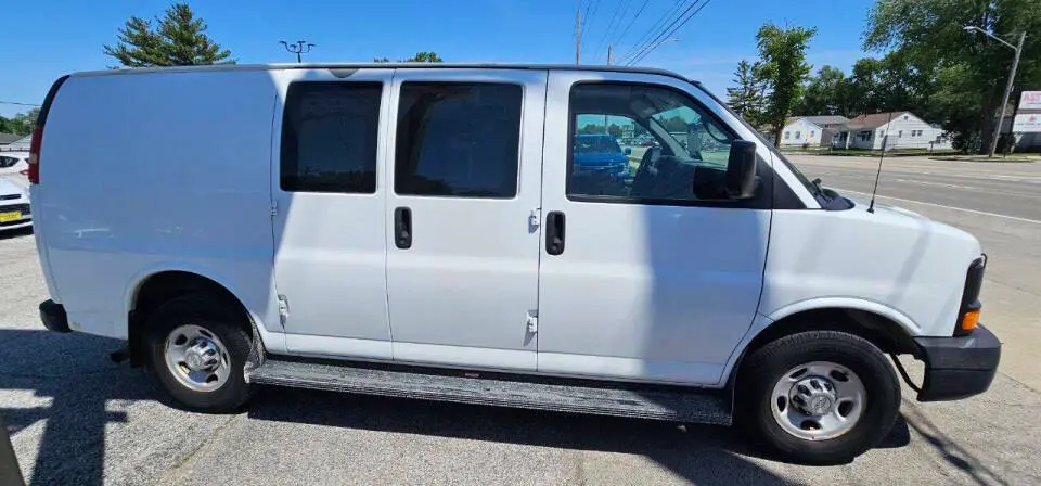 2011 Chevrolet Express 2500 Work Van HD photo 5