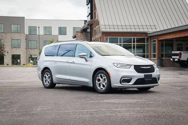 2022 Chrysler Pacifica Limited photo 1