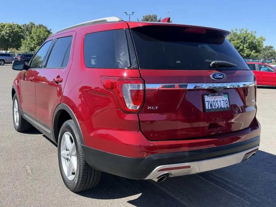 2017 Ford Explorer XLT 4WD photo 4