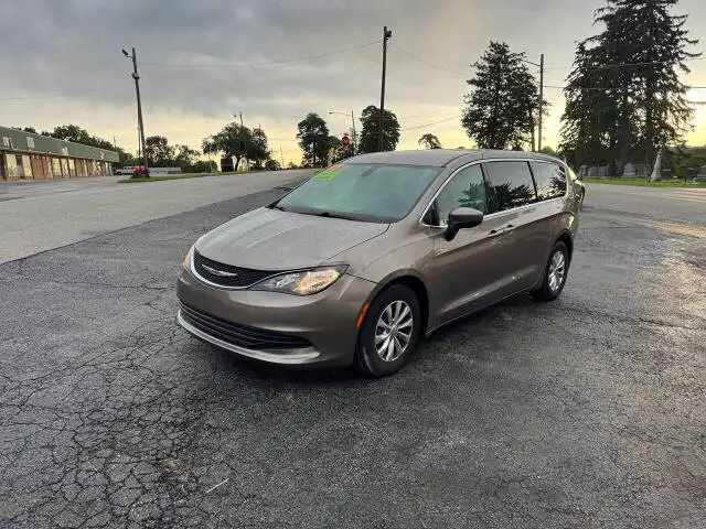 2017 Chrysler Pacifica Touring's photo