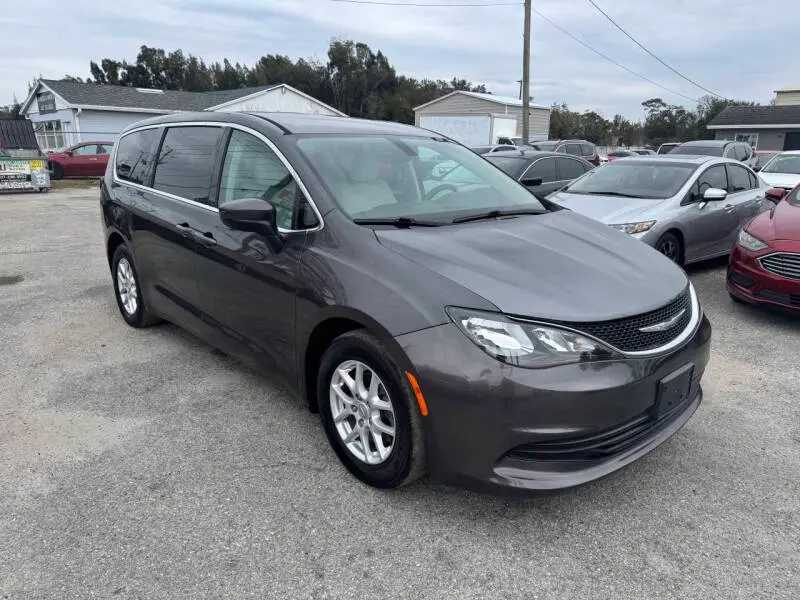 2017 Chrysler Pacifica LX photo 3