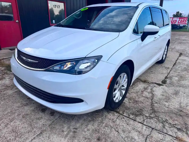 2018 Chrysler Pacifica LX's photo