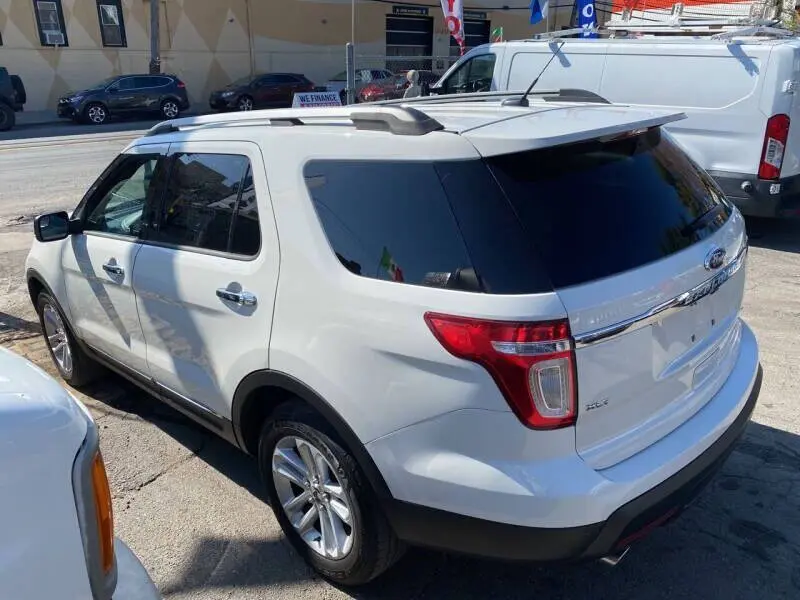 2011 Ford Explorer XLT photo 3