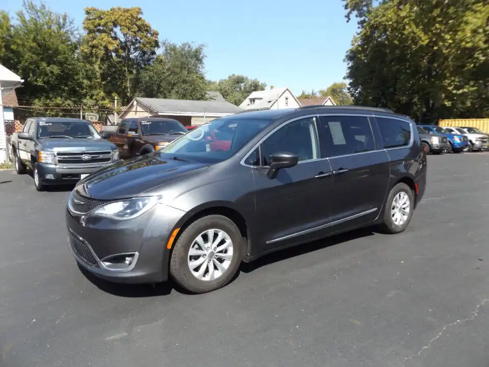 2017 Chrysler Pacifica Touring-L's photo
