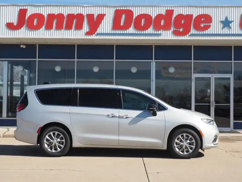 2026 Chrysler Pacifica Select AWD's photo