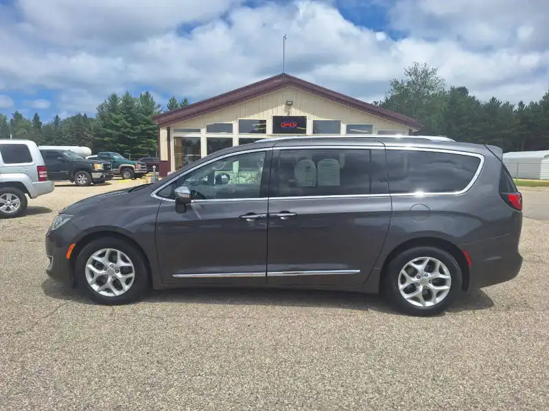 2020 Chrysler Pacifica Limited's photo