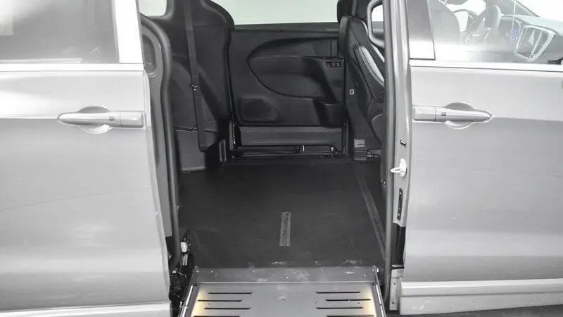 2025 Chrysler Pacifica Select photo 4