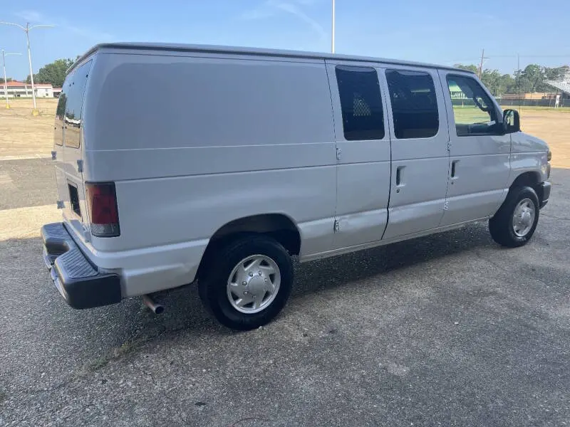 2008 Ford E-Series E-150 Van photo 3