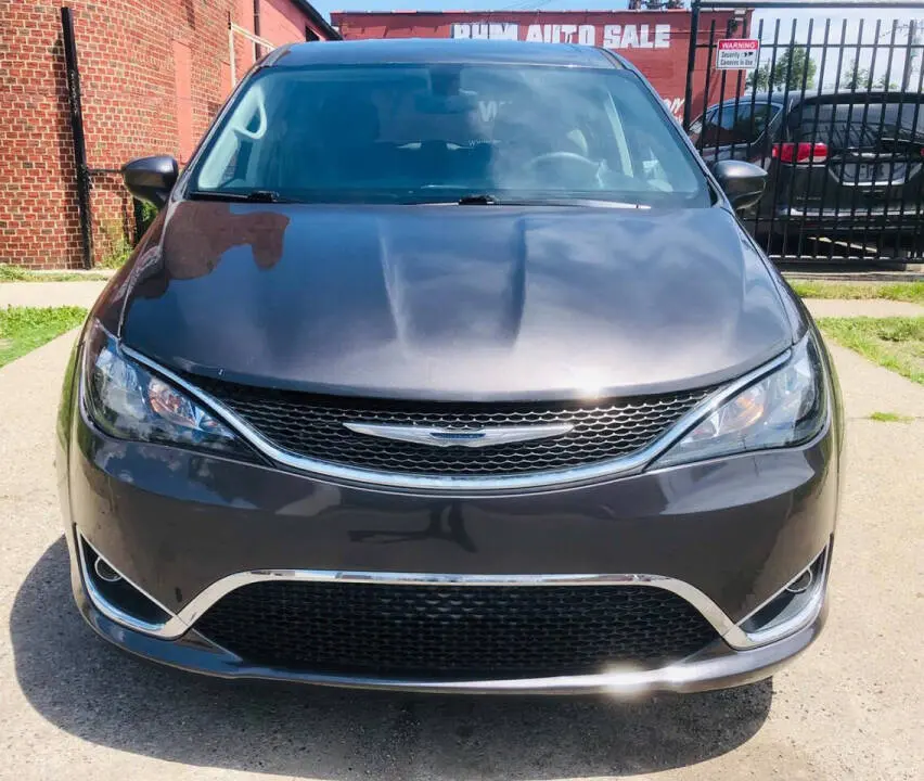 2017 Chrysler Pacifica Touring photo 3