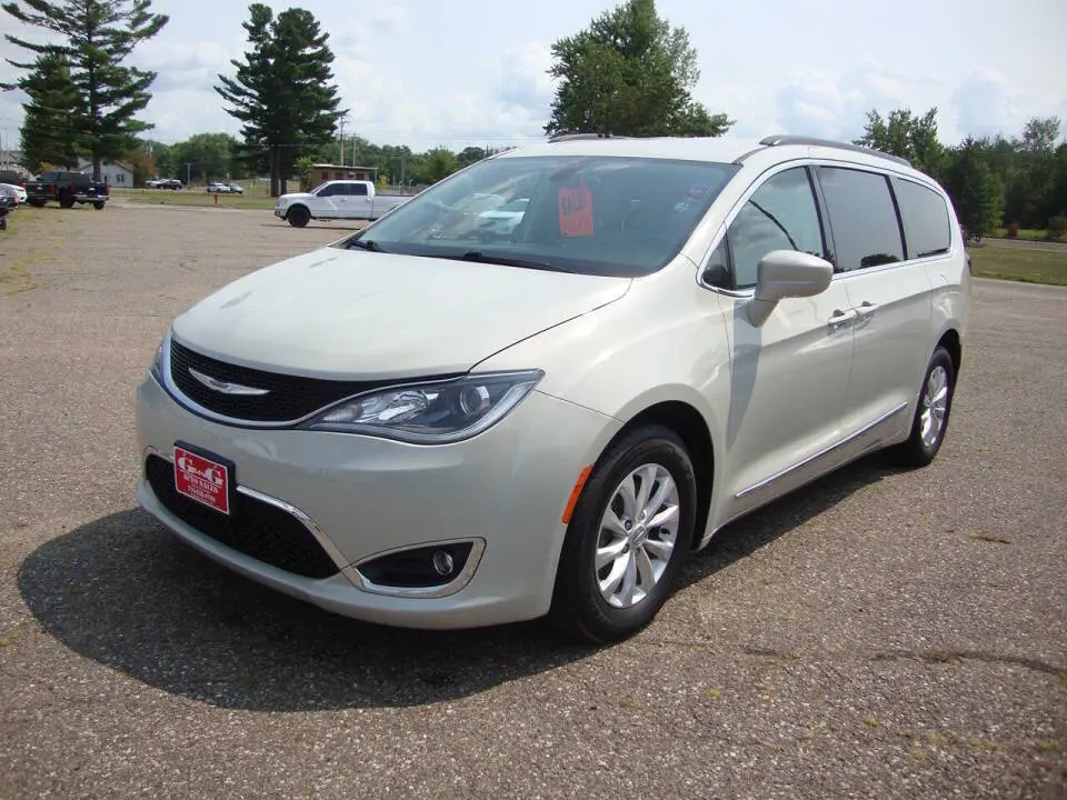 2017 Chrysler Pacifica Touring L photo 4