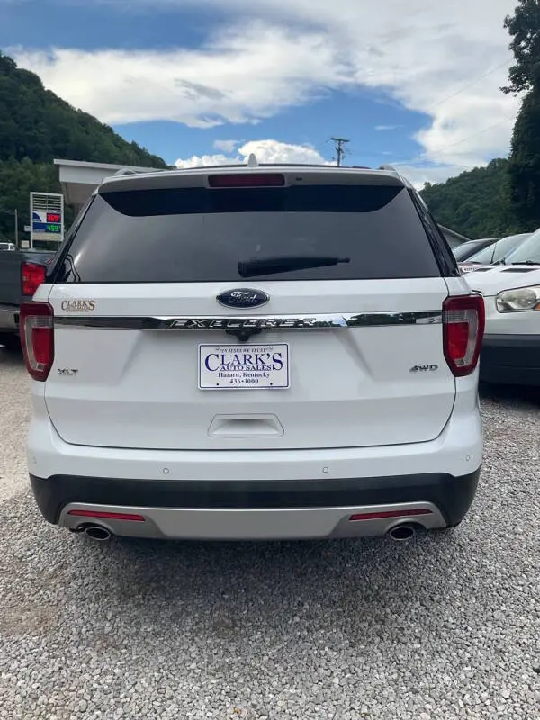 2017 Ford Explorer XLT 4WD photo 4