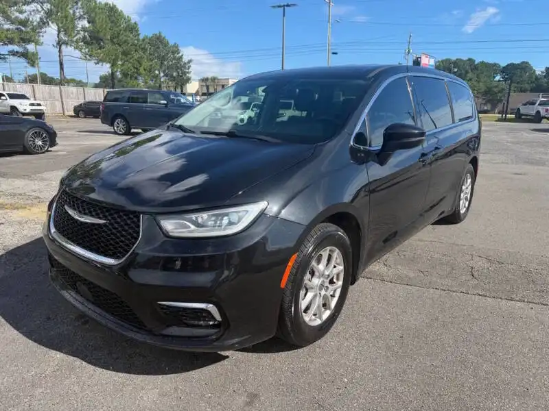 2023 Chrysler Pacifica Touring L's photo