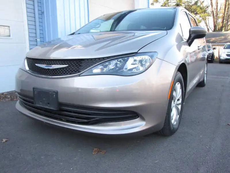 2017 Chrysler Pacifica Touring's photo