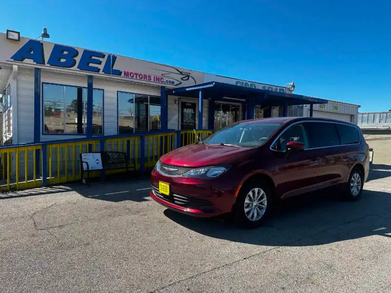 2019 Chrysler Pacifica LX's photo