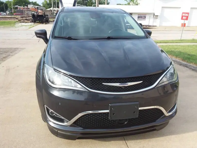 2020 Chrysler Pacifica Touring photo 4