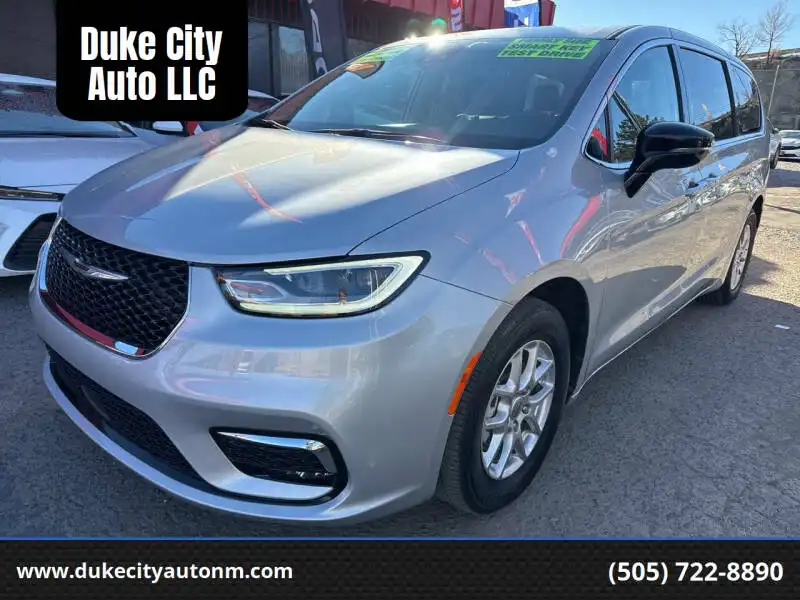 2024 Chrysler Pacifica Touring L's photo