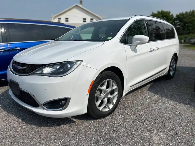 2019 Chrysler Pacifica Touring L Plus's photo