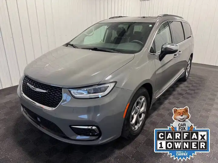 2023 Chrysler Pacifica Limited's photo