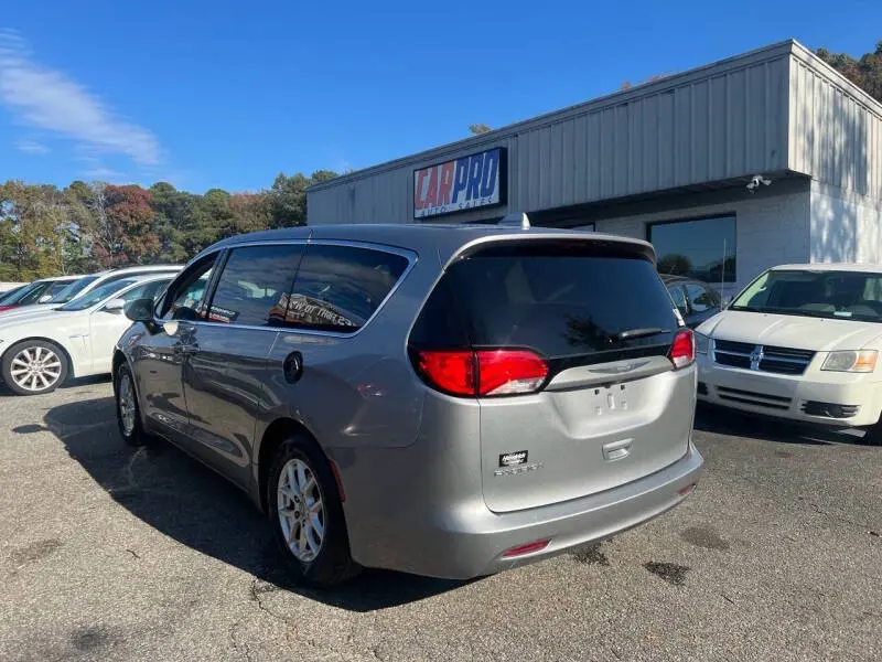 2017 Chrysler Pacifica Touring photo 3