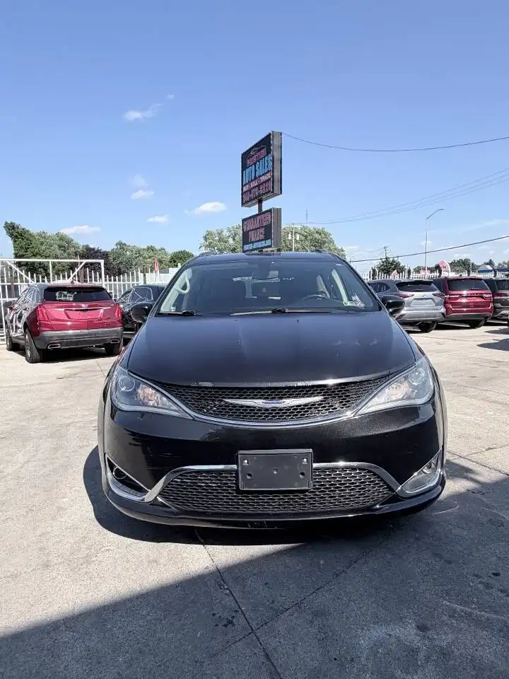 2019 Chrysler Pacifica Touring L's photo