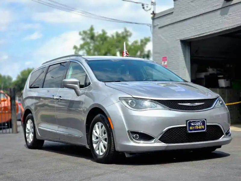 2017 Chrysler Pacifica Touring-L's photo