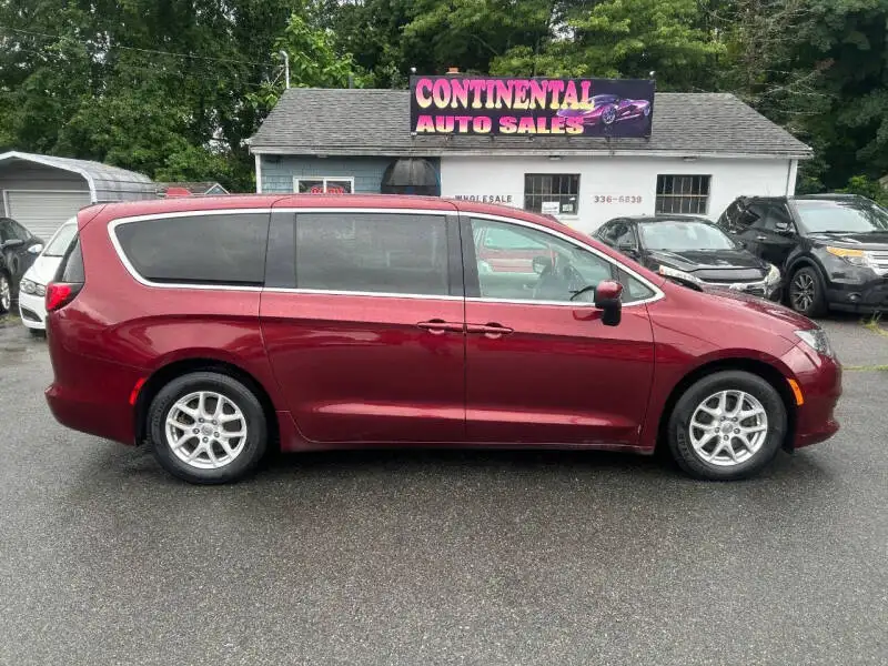 2017 Chrysler Pacifica Touring's photo