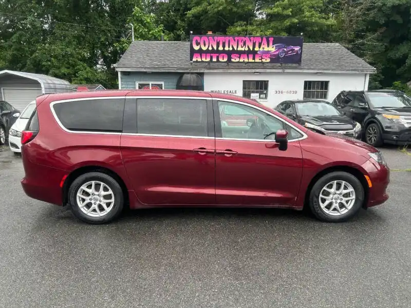 2017 Chrysler Pacifica Touring's photo