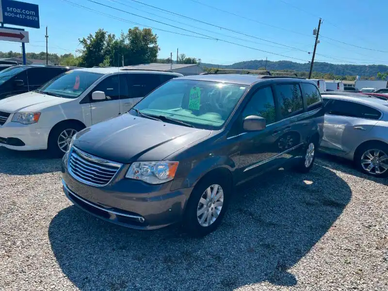 2015 Chrysler Town & Country Touring's photo