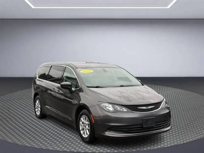 2017 Chrysler Pacifica Touring's photo