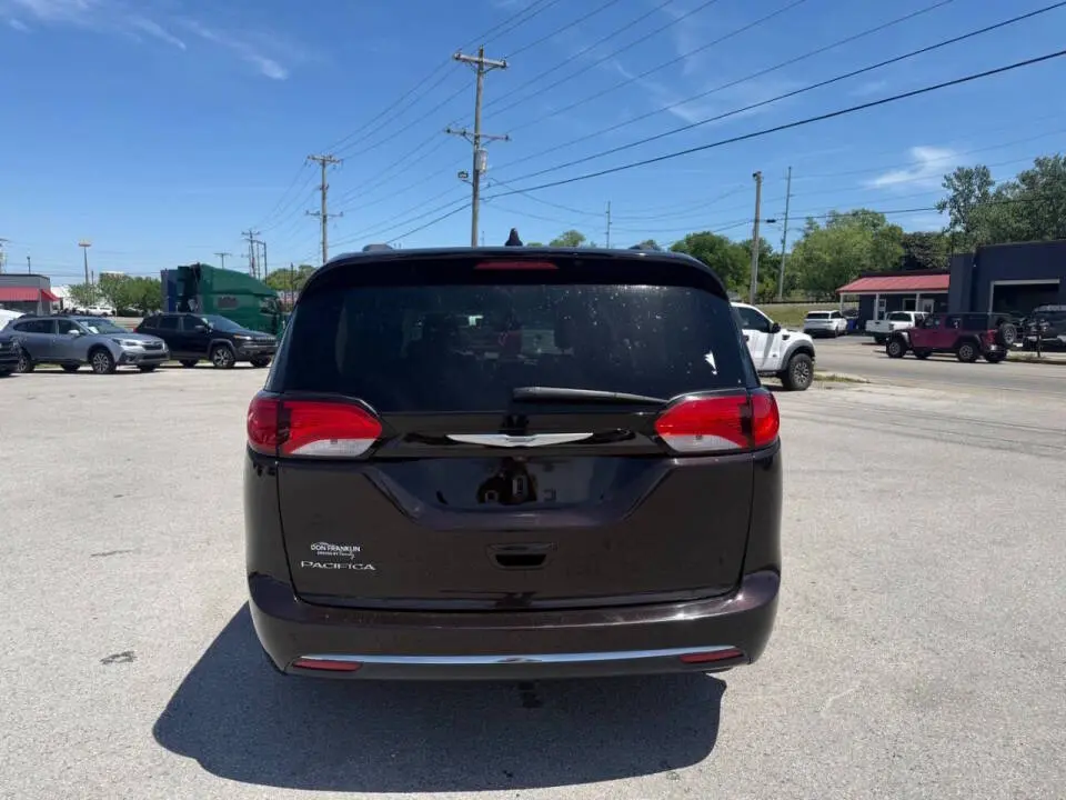 2017 Chrysler Pacifica Touring-L photo 5