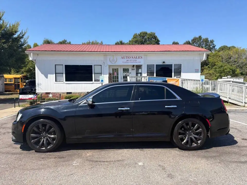 2017 Chrysler 300 C photo 1