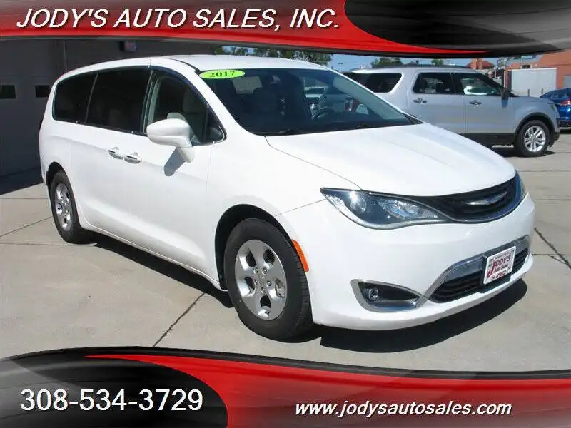 2017 Chrysler Pacifica Hybrid Touring Plus's photo