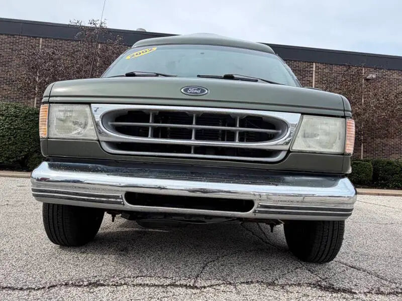 2002 Ford E-Series E-150 Van photo 4