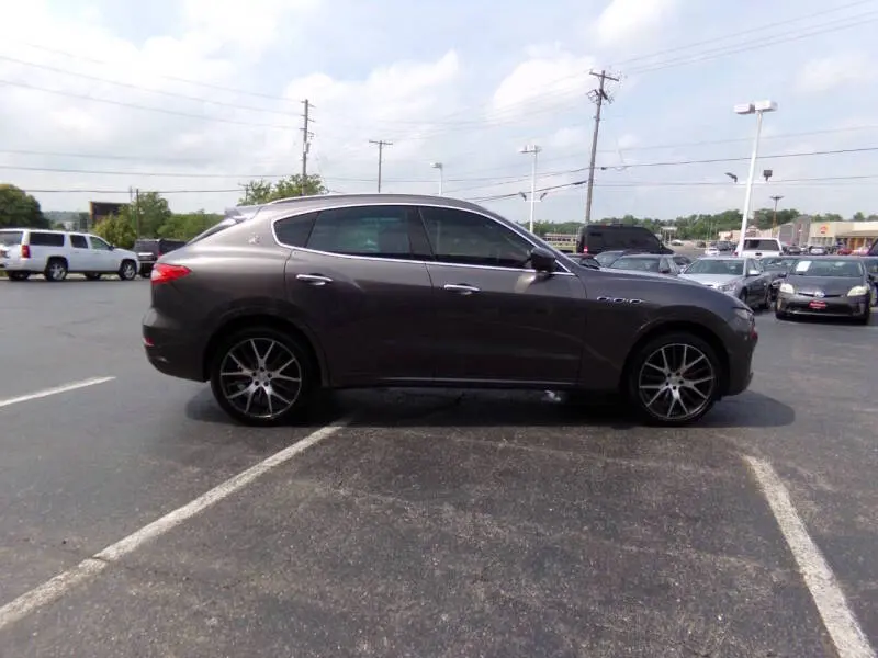 2017 Maserati Levante Base photo 5