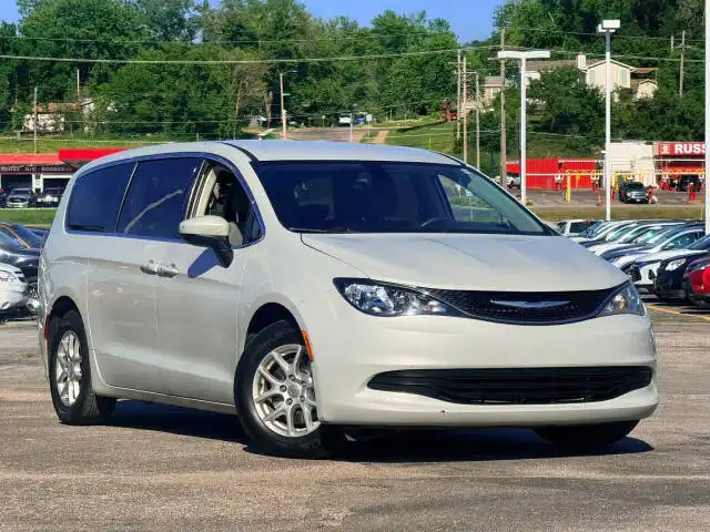 2017 Chrysler Pacifica Touring's photo