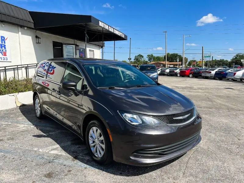 2017 Chrysler Pacifica Touring photo 3