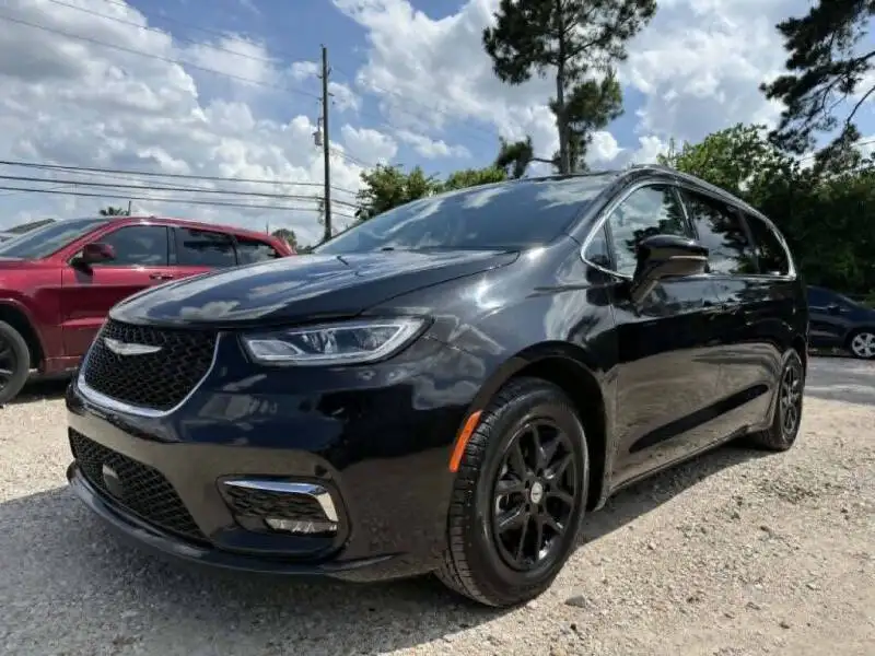 2022 Chrysler Pacifica Touring L's photo