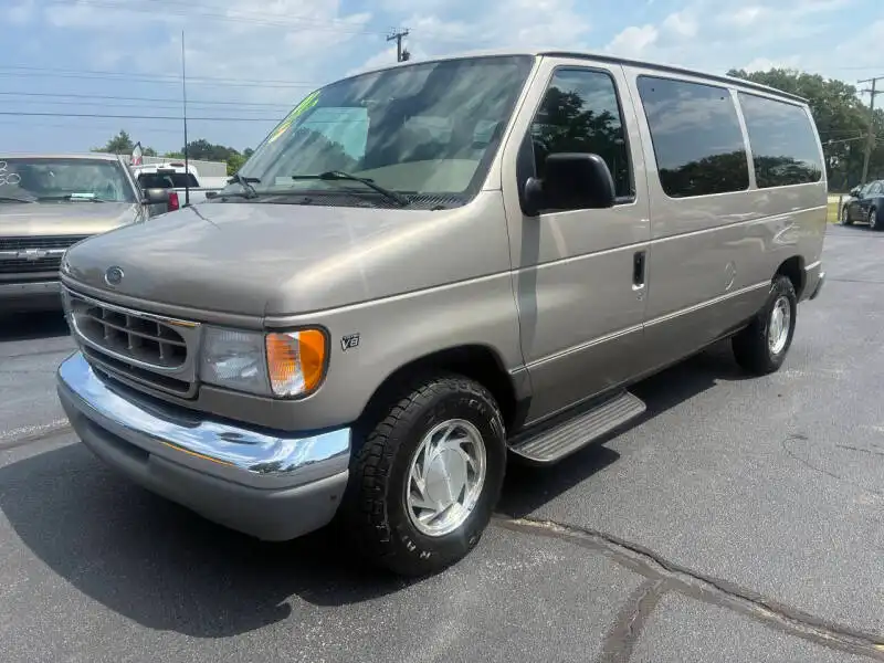 2001 Ford E-Series E-150 XLT's photo