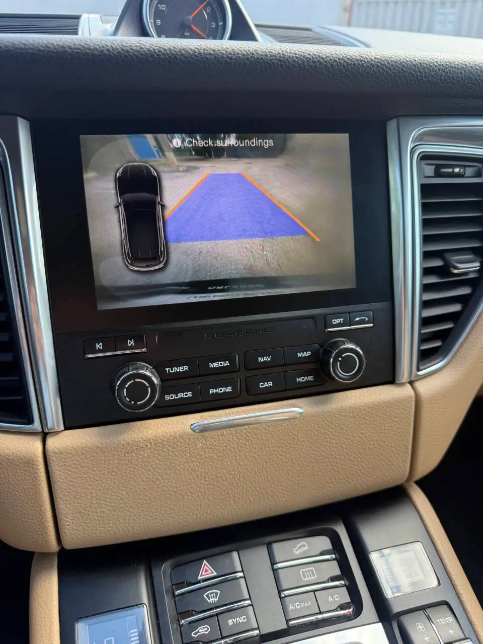 2017 Porsche Macan Base's photo