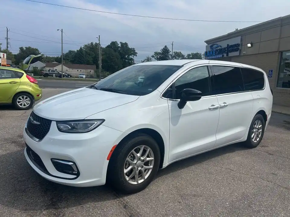 2025 Chrysler Pacifica Select's photo