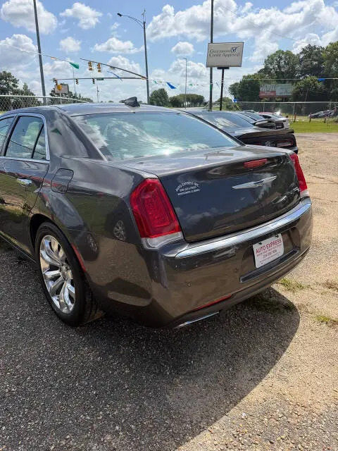 2017 Chrysler 300 C photo 3
