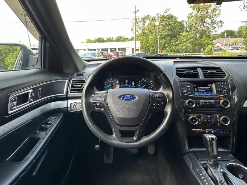 2017 Ford Explorer XLT 4WD photo 5