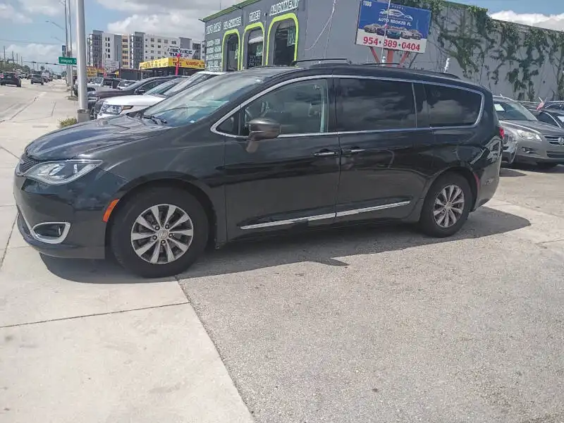 2017 Chrysler Pacifica Touring-L's photo