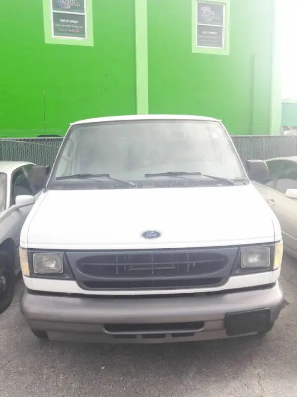 2000 Ford E-Series E-150 Van photo 1