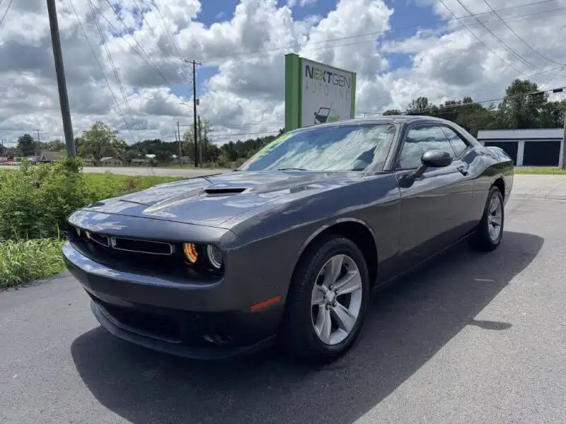 2019 Dodge Challenger SXT Auto's photo